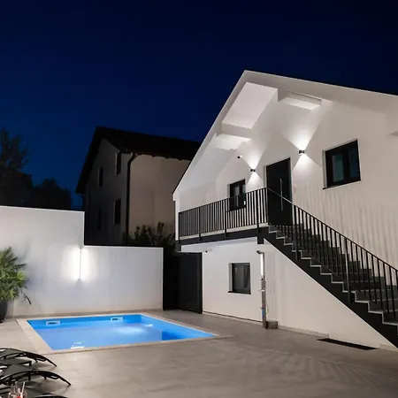 Modern Mia Near Old Bridge & Pool 别墅 *